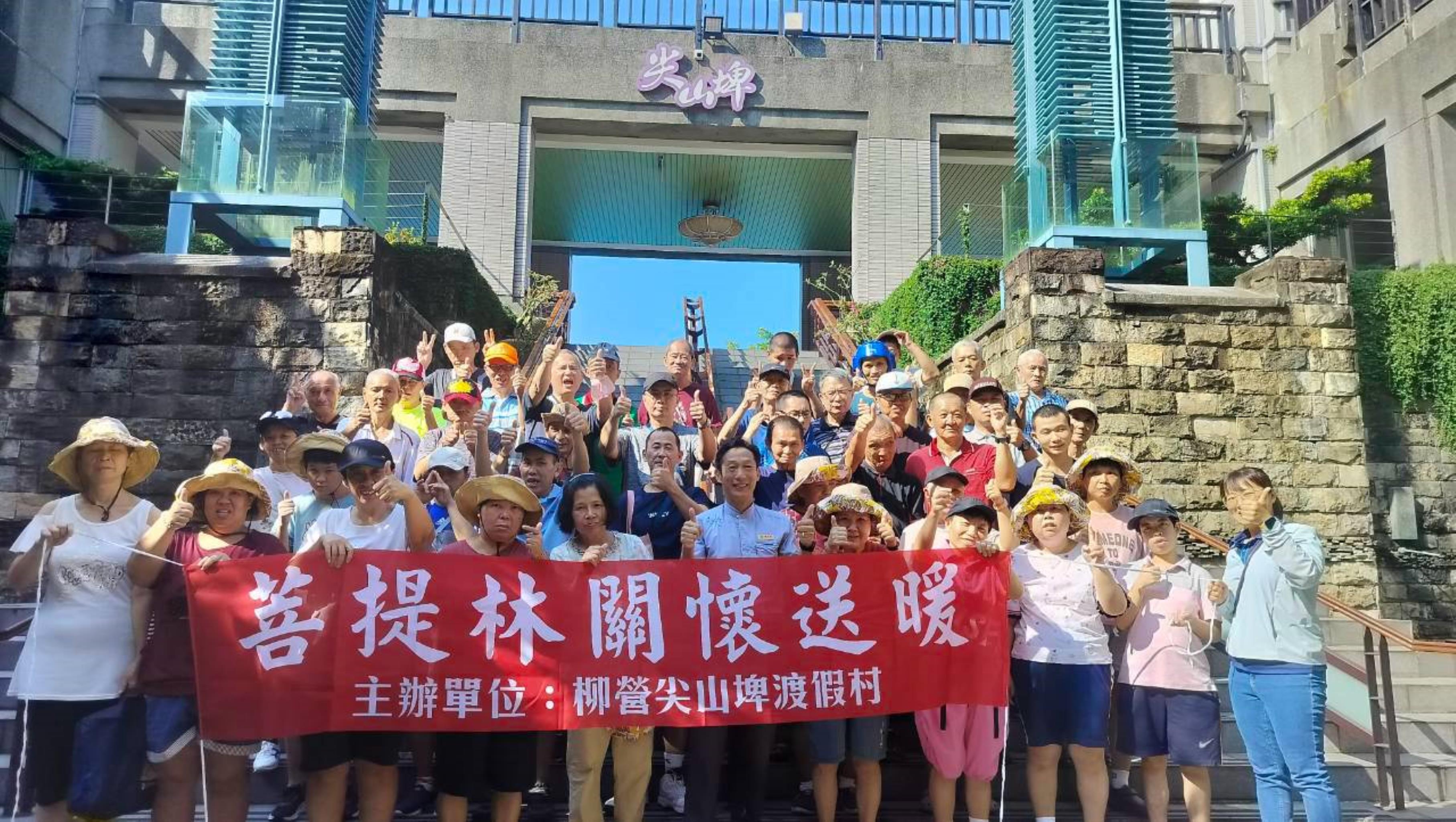 「菩提林關懷送暖」公益活動側拍照片，共5張。