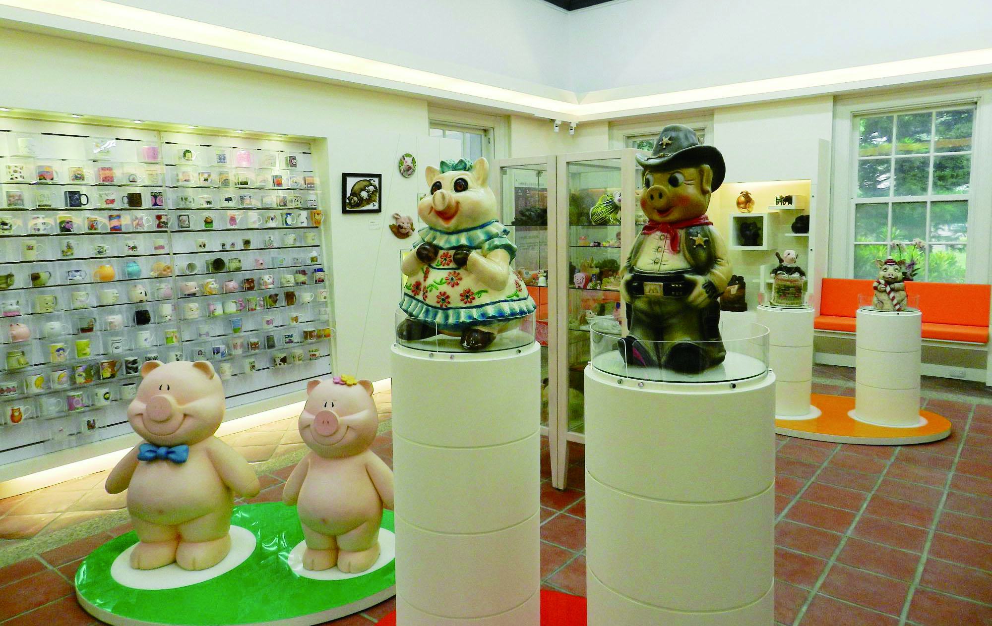 「豬仔文物館」內展示有趣味創意十足的各式豬仔造型收藏品，琳瑯滿目，值得一探