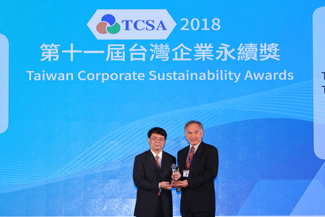 台糖總經理管道一(右)代表公司獲頒TCSA企業永續報告TOP 50白金獎及綜合績效TOP 50獎。