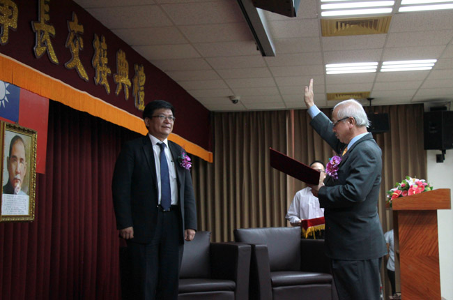 台糖新任董事長陳昭義(右)就職宣誓。