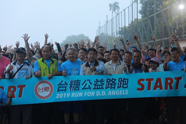 台糖公益路跑24日於臺南善化糖廠鳴槍起跑，3000跑友伴慢飛天使用雙腳穿越百年糖廠。